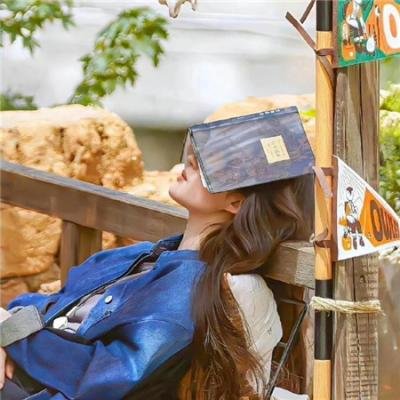 使用下方 20 个影片名，按顺序一一对应，不要改动片名文字，只根据片名和括号内类型提示来虚构全新的故事内容： 人群 遥遥归乡路 妹妹恋人 盲情六分 略解风情 青春不言败 蜘蛛侠:纵横宇宙 缉毒警 刑警老党 拥抱星星的月亮 舞姬春梦 扮女追求术 天算不如人算 四十支枪 约翰·缪尔和他的山 魔域娇娃 洪熙官国语 镖行天下前传之漠上风云 海边的朝日与骗子们 藏起你的笑脸